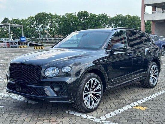 2023款欧版宾利添越4.0展厅现车320万起售