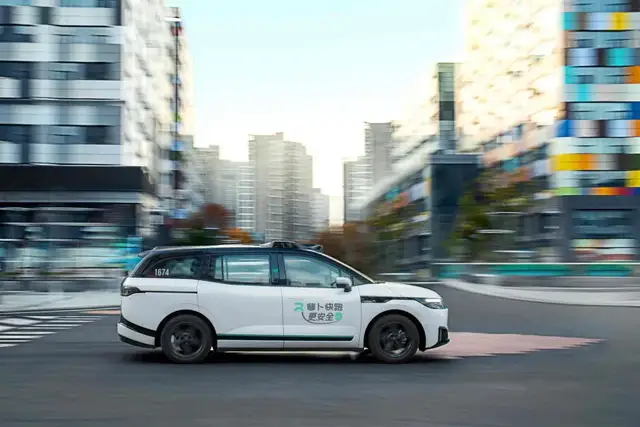 哈啰“豪赌”Robotaxi，联手阿里和宁德能否比萝卜快跑“跑更快”？