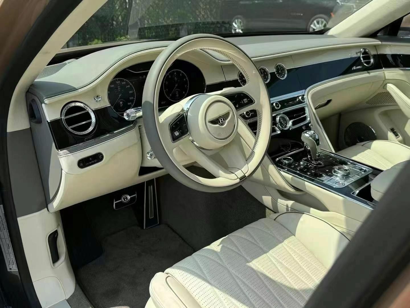 宾利飞驰团购钜惠30万 欢迎到店试驾