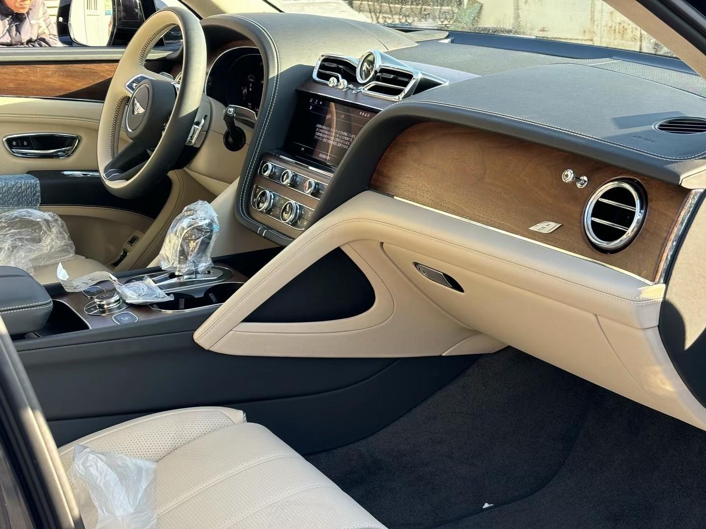 成都宾利添越价格最低203万起 欢迎到店试驾