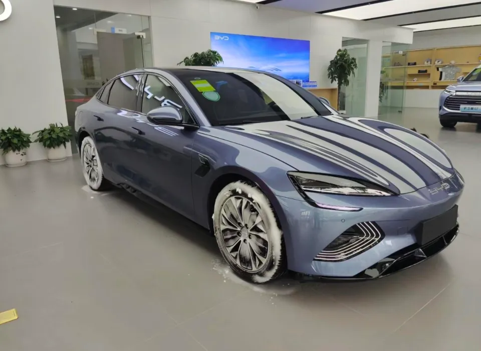 销量跌回“十年前”，豪华车集体换帅谋变