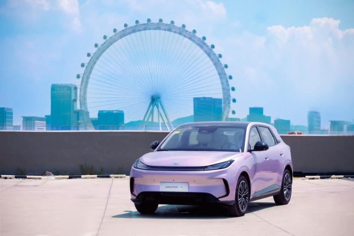 6.88万起!极狐T1上市首日即用三重大礼锁定家庭用户