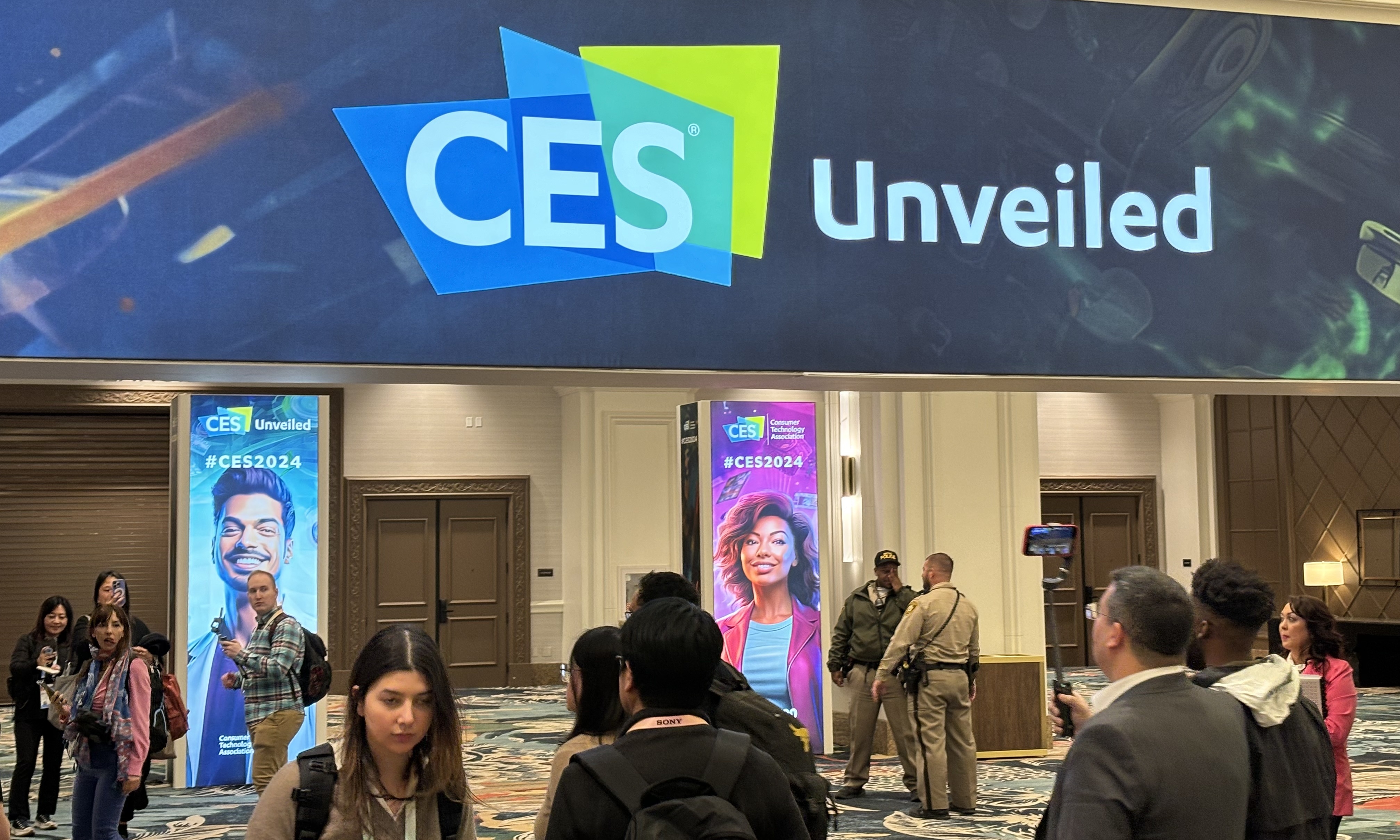 CES 2025：大陆集团开发车窗投影解决方案 在车辆侧窗上显示内容CES 2025：大陆集团开发车窗投影解决方案 在车辆侧窗上显示内容