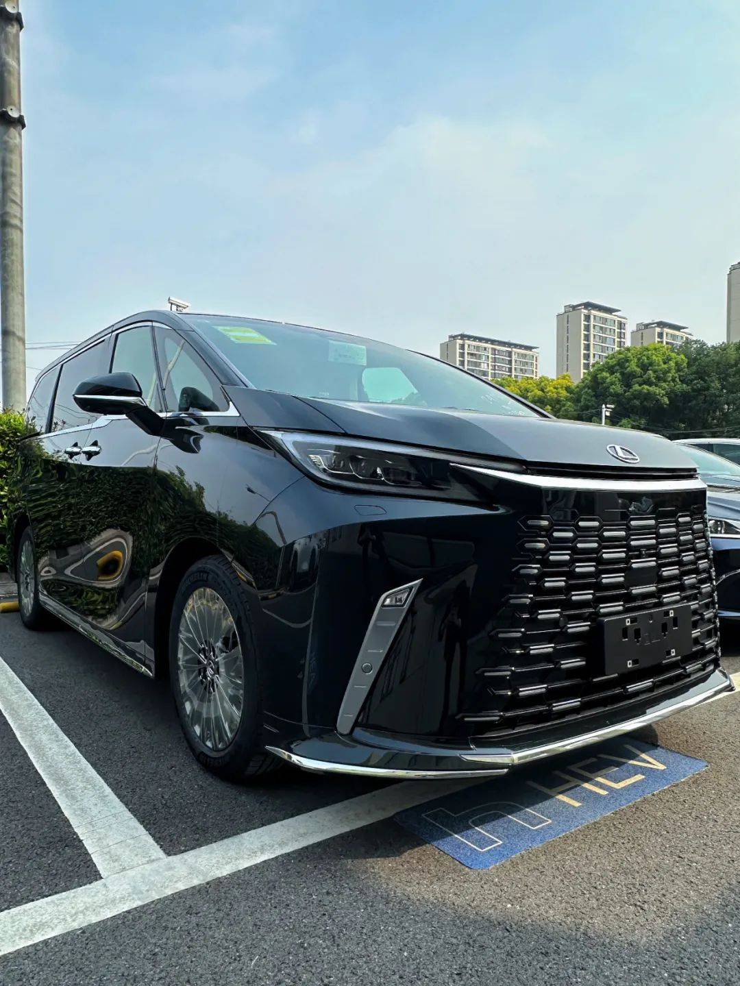成都远卓名车雷克萨斯LM欧版促销145万起 售全国