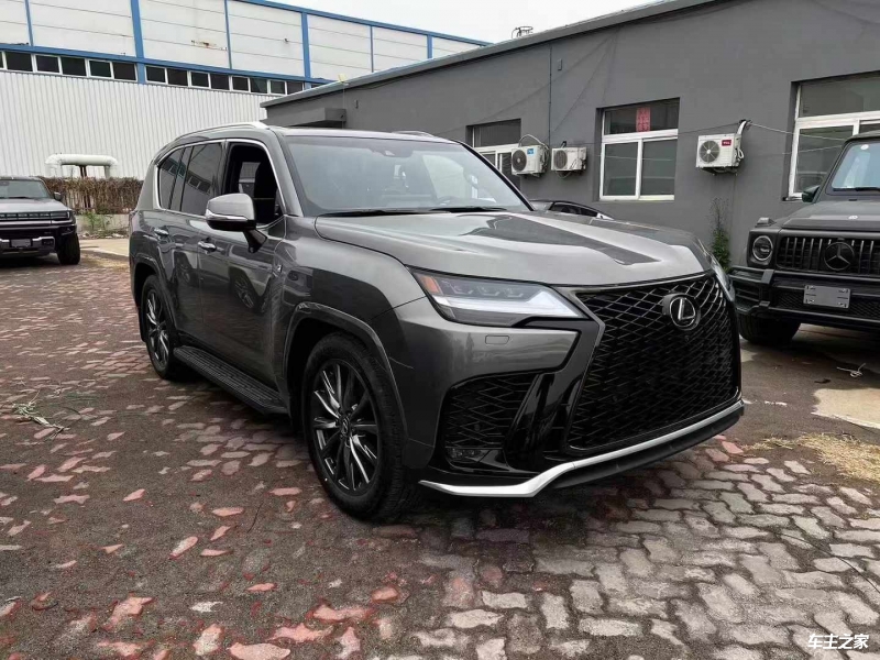 成都平行进口雷克萨斯LX570中东版降价促销 购车最高优惠40万