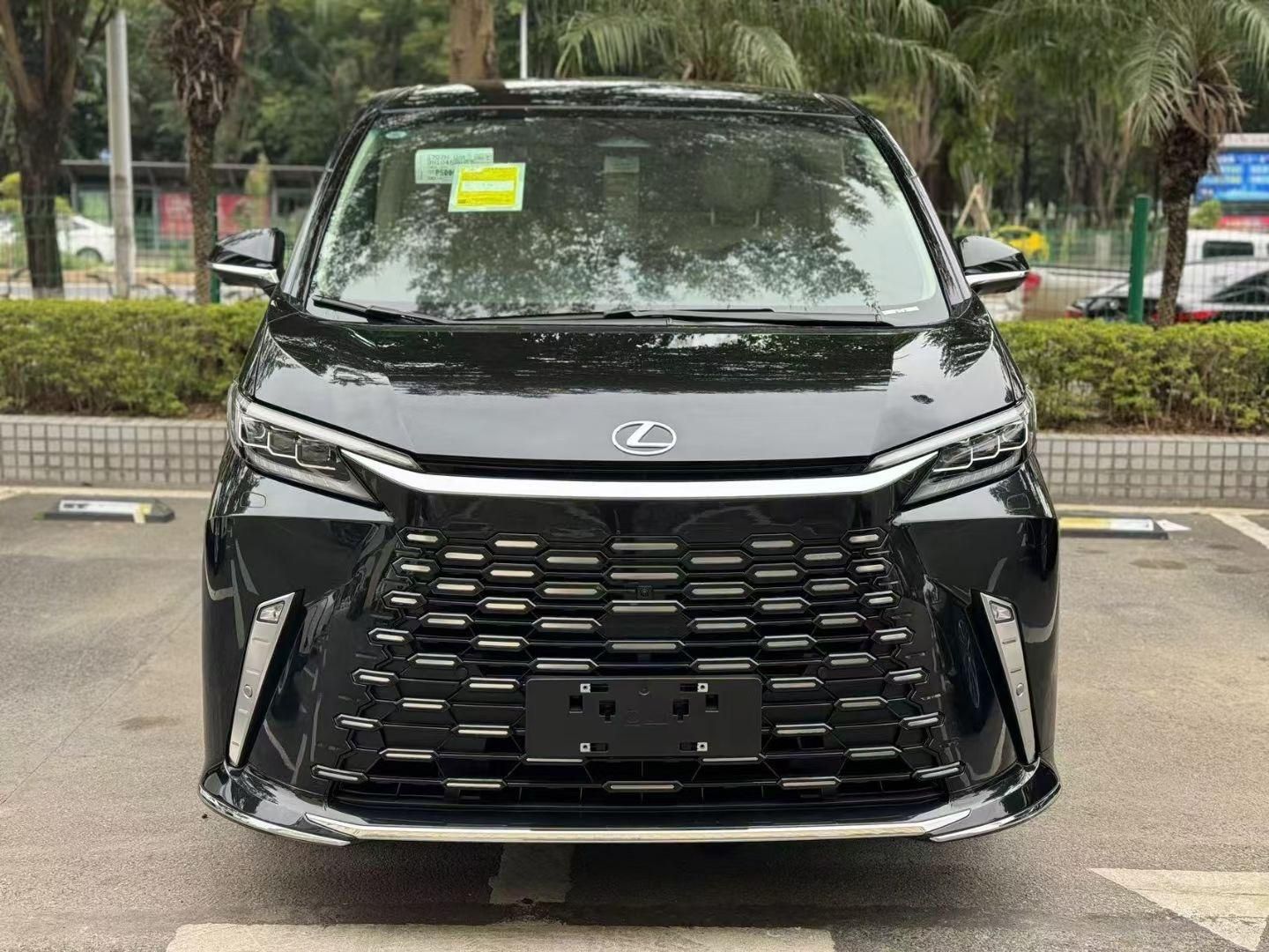 成都平行进口雷克萨斯LM欧版价格最低125万起售 欢迎上门试驾