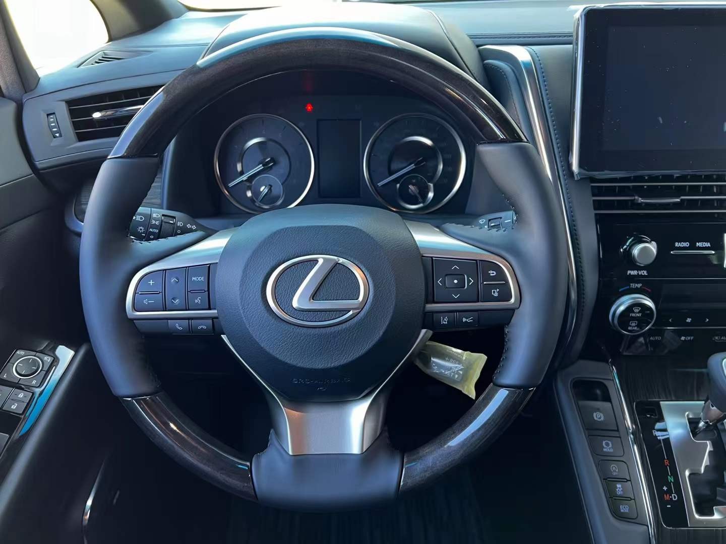 雷克萨斯LM亚洲版新款最高降31万 仅128万可入手