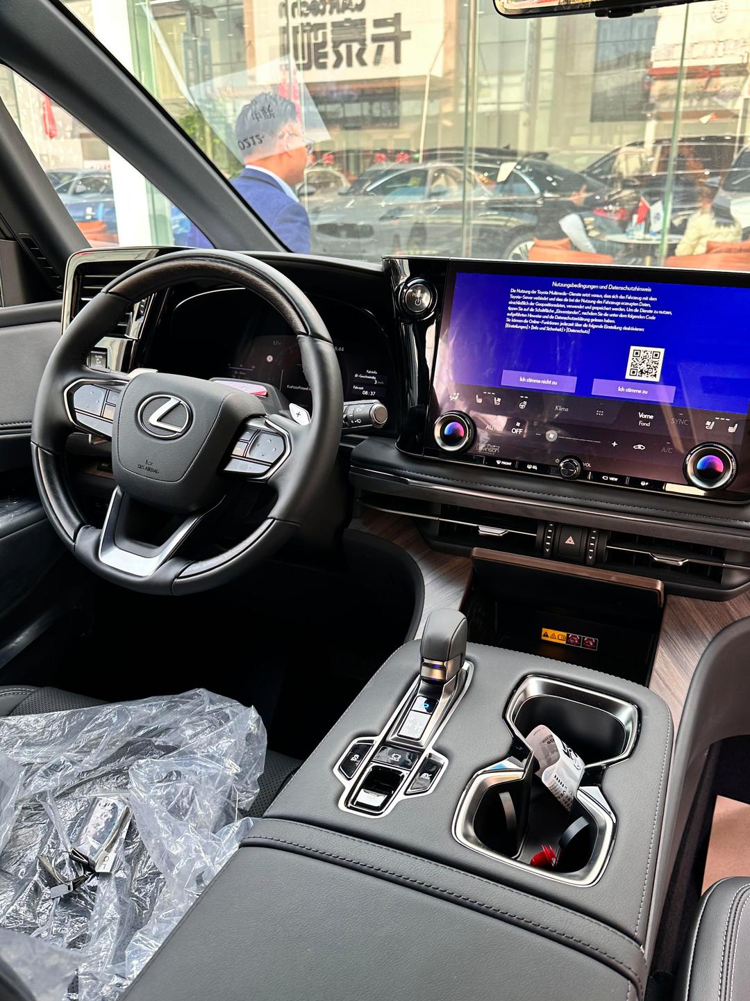 成都平行进口雷克萨斯LM亚洲版降价43万 欢迎前来试驾