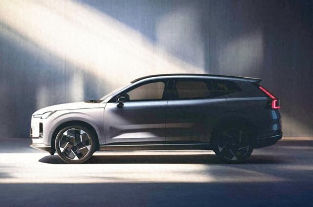 电动时代安全战升级,EZ-60与XC70谁更硬核?