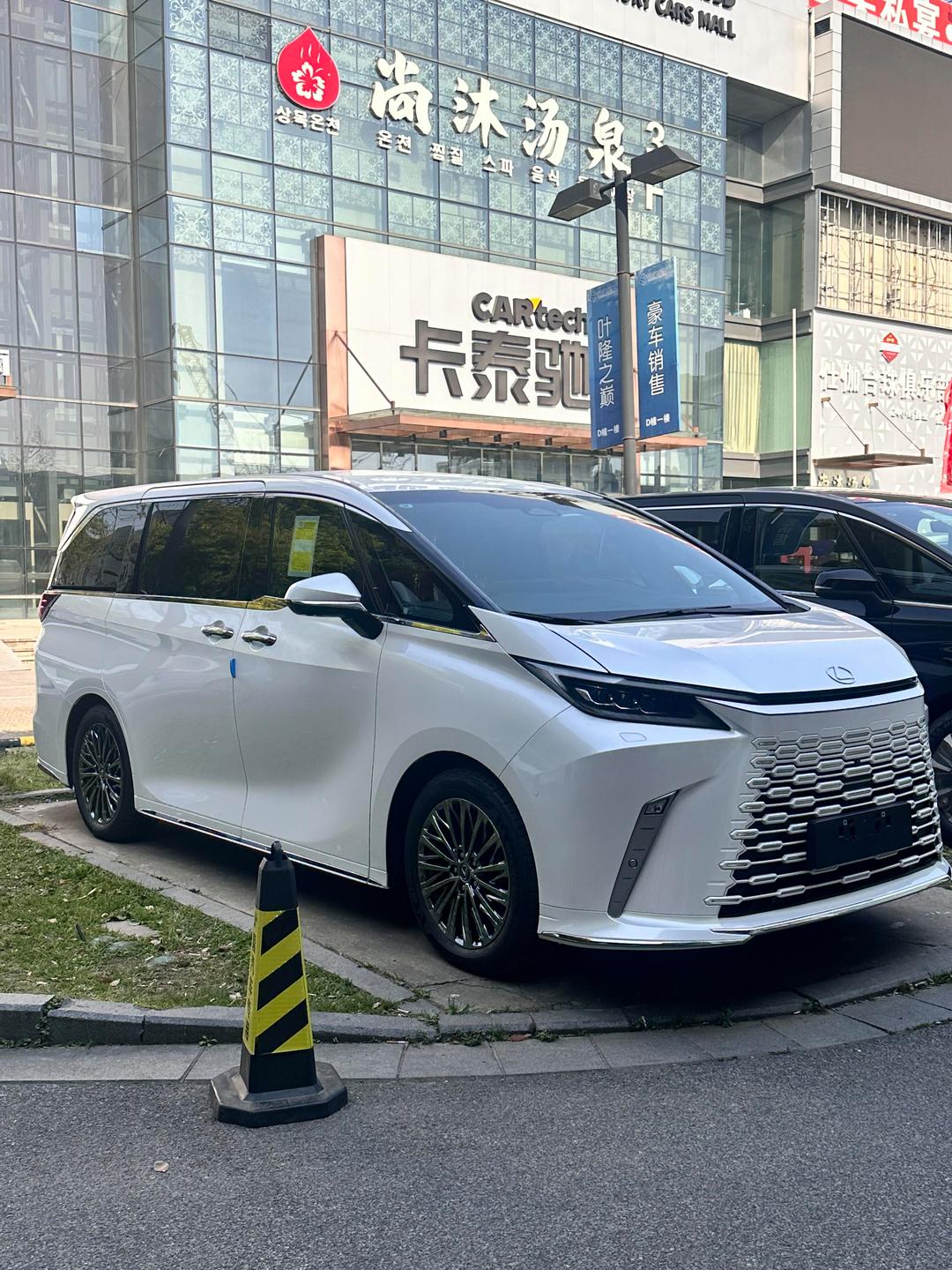 成都雷克萨斯平行进口LM欧版最低报价125万起 欢迎上门试驾