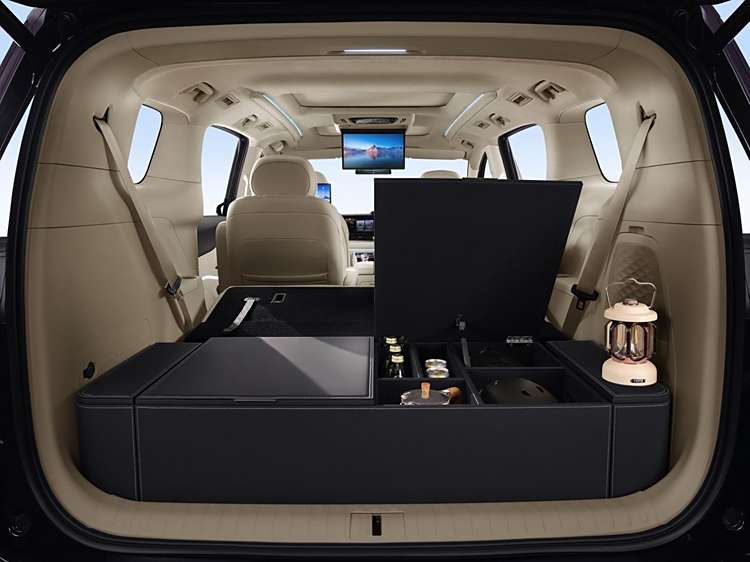 岚图泰山座舱全球首发 最新鸿蒙座舱语音大模型亮相