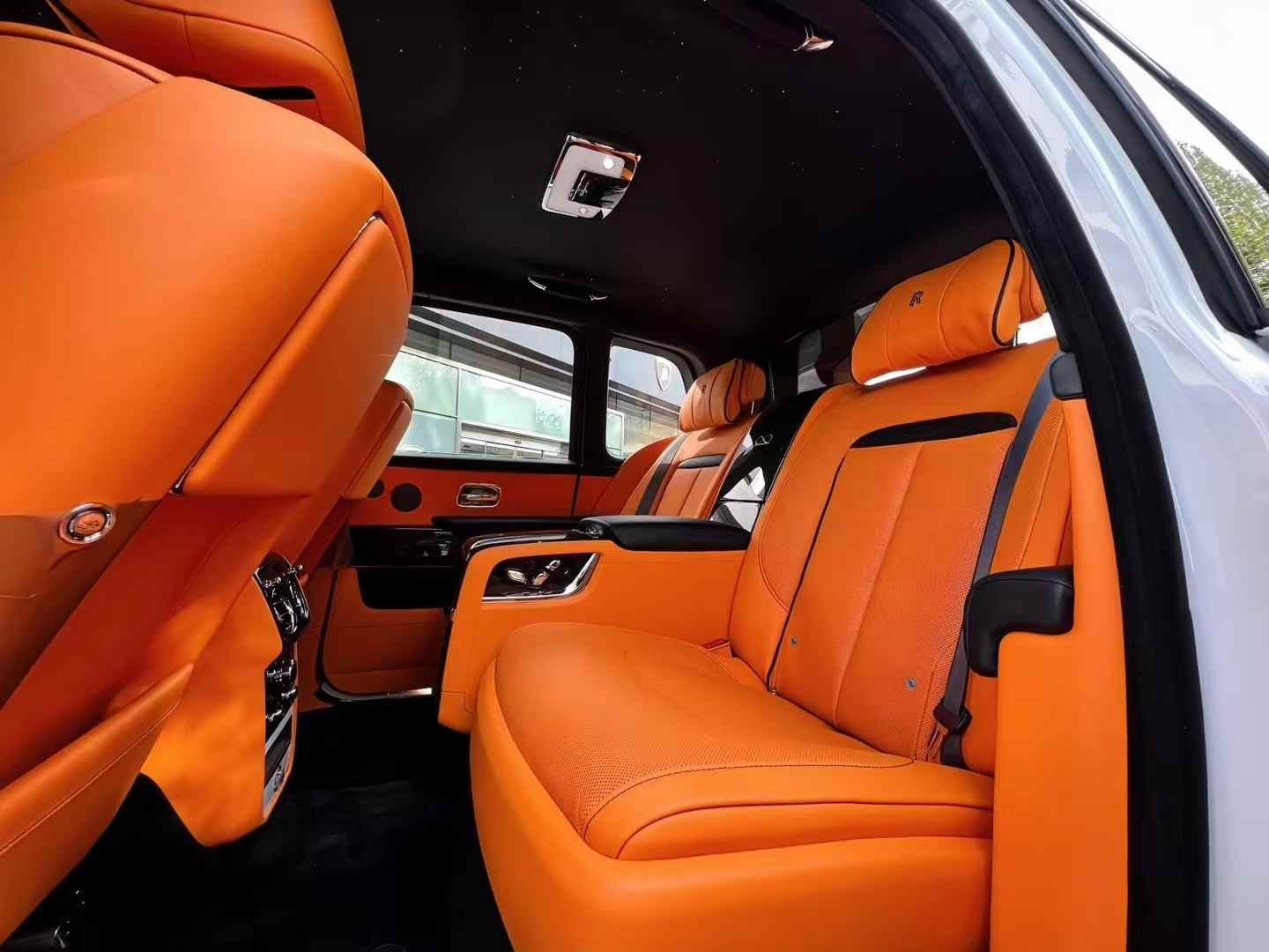 成都劳斯莱斯库里南热销中 目前优惠高达150万元