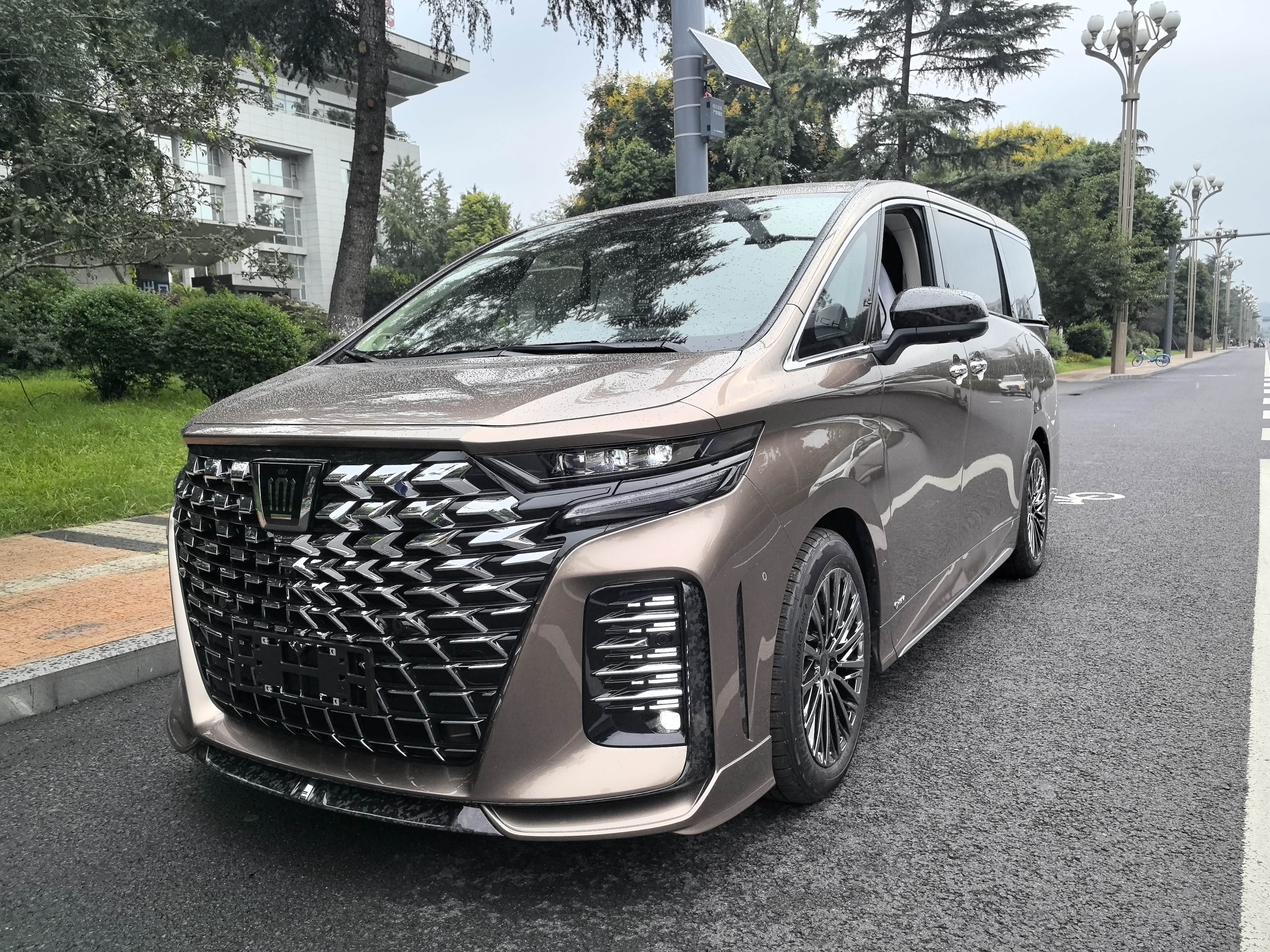 新款进口威尔法商务车欢迎到店试驾