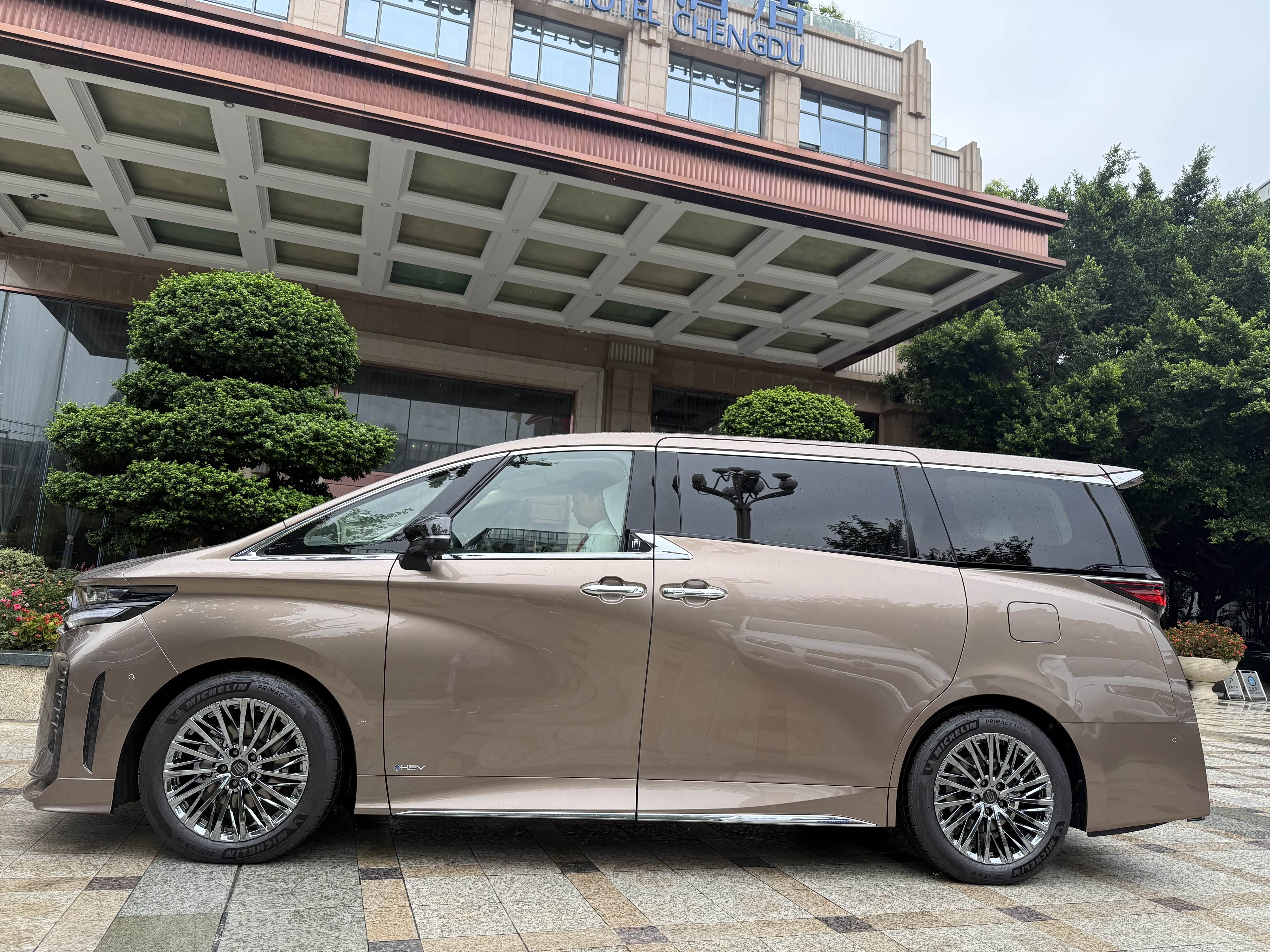 新款进口威尔法商务车欢迎到店试驾