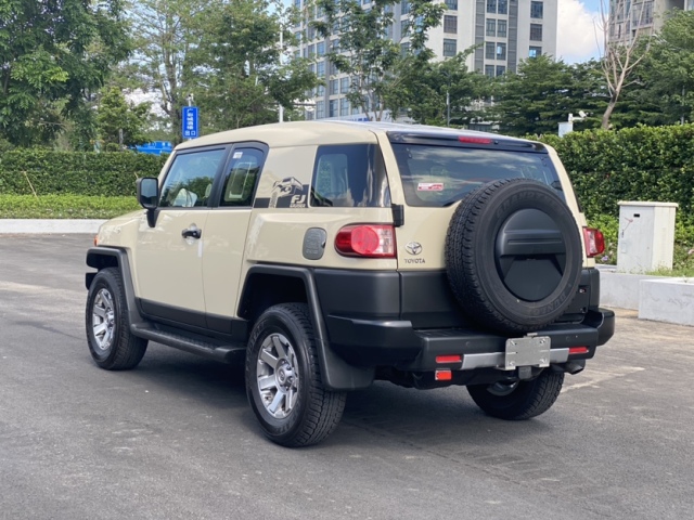 2023款丰田FJ酷路泽中东版现车59万起售