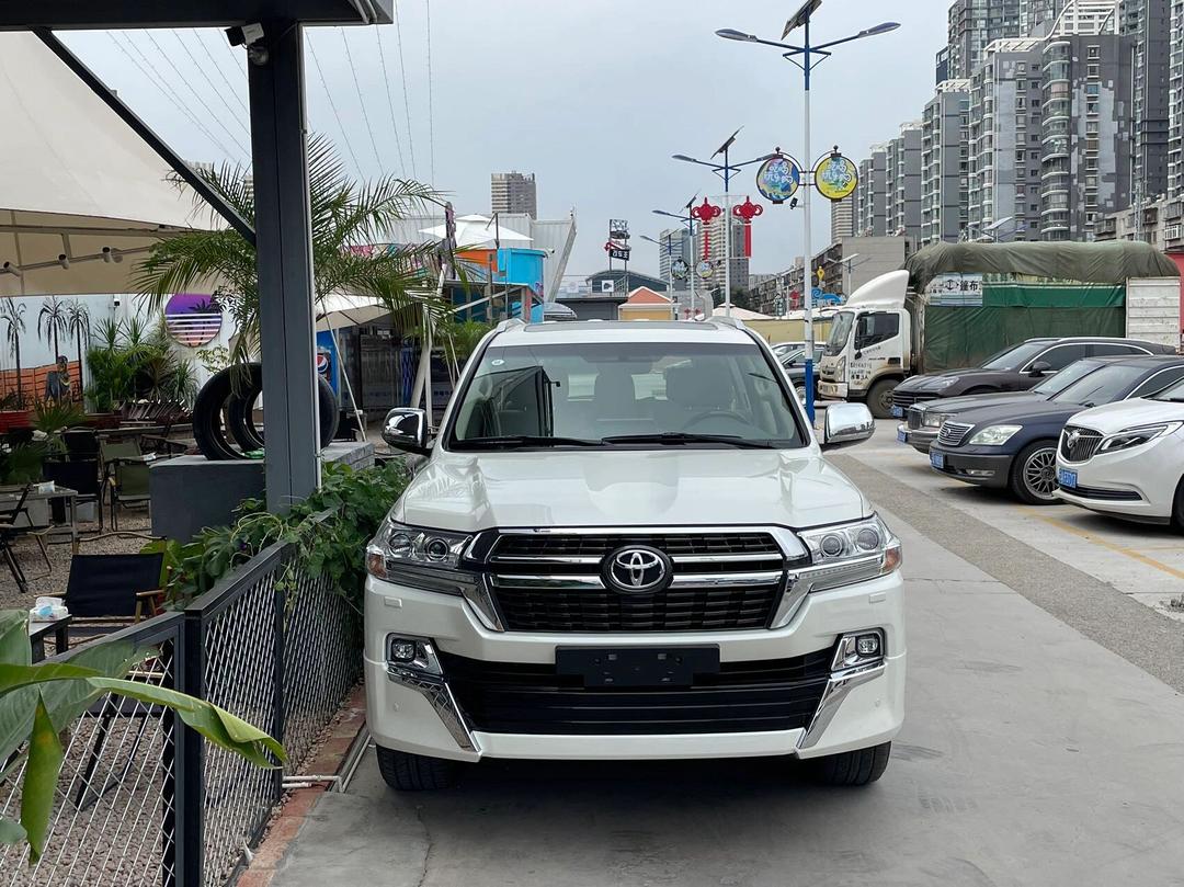 丰田酷路泽5700具备越野车功能又能城市中行驶