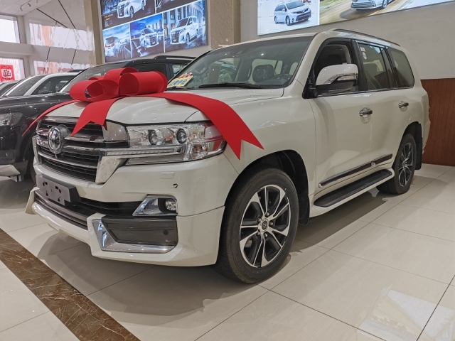 丰田酷路泽5700具备越野车功能又能城市中行驶